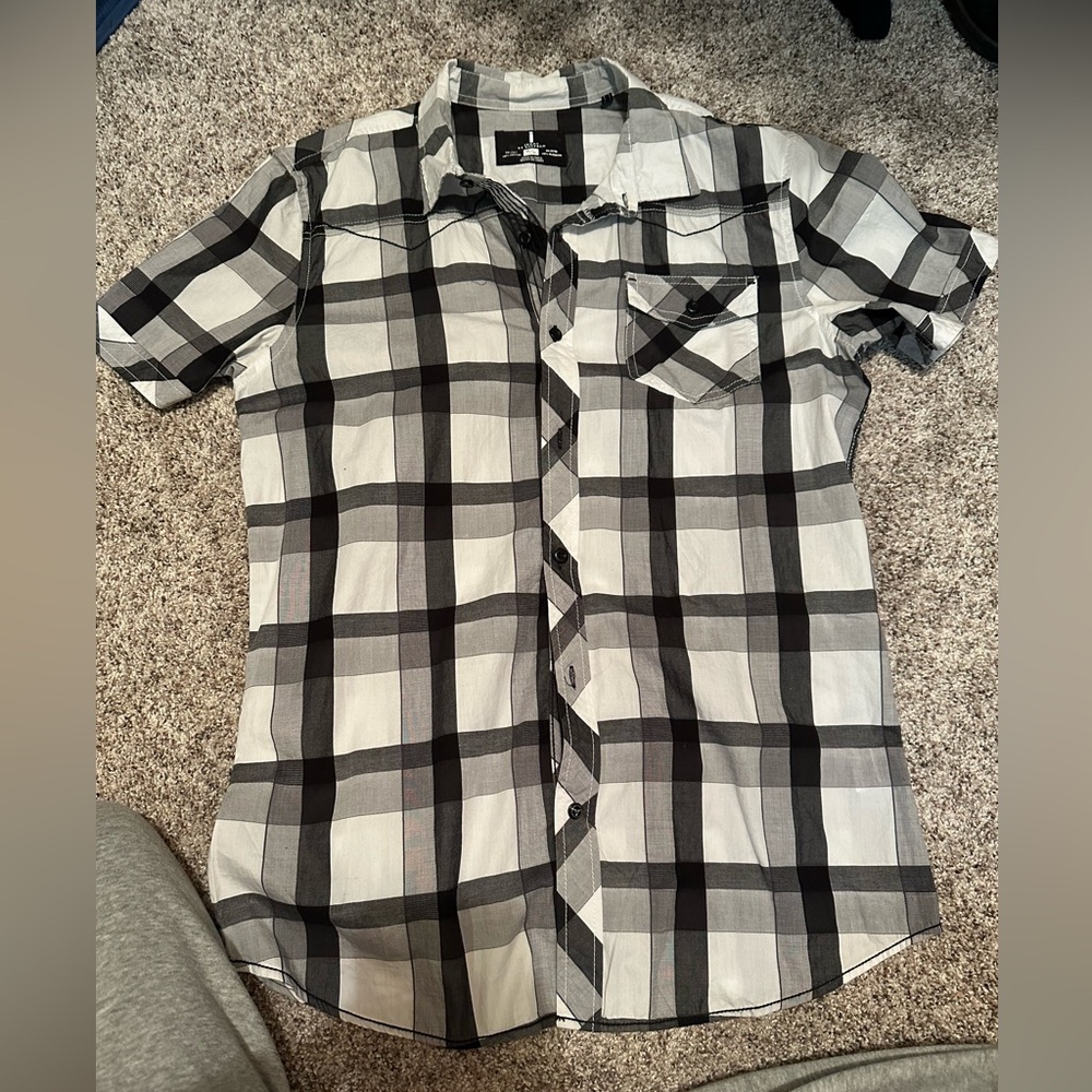 Men’s button up tee